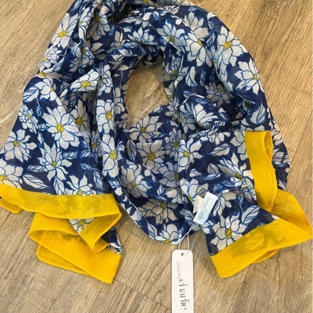NWT Charming Charlie Blue and Yellow Floral Daisies Scarf